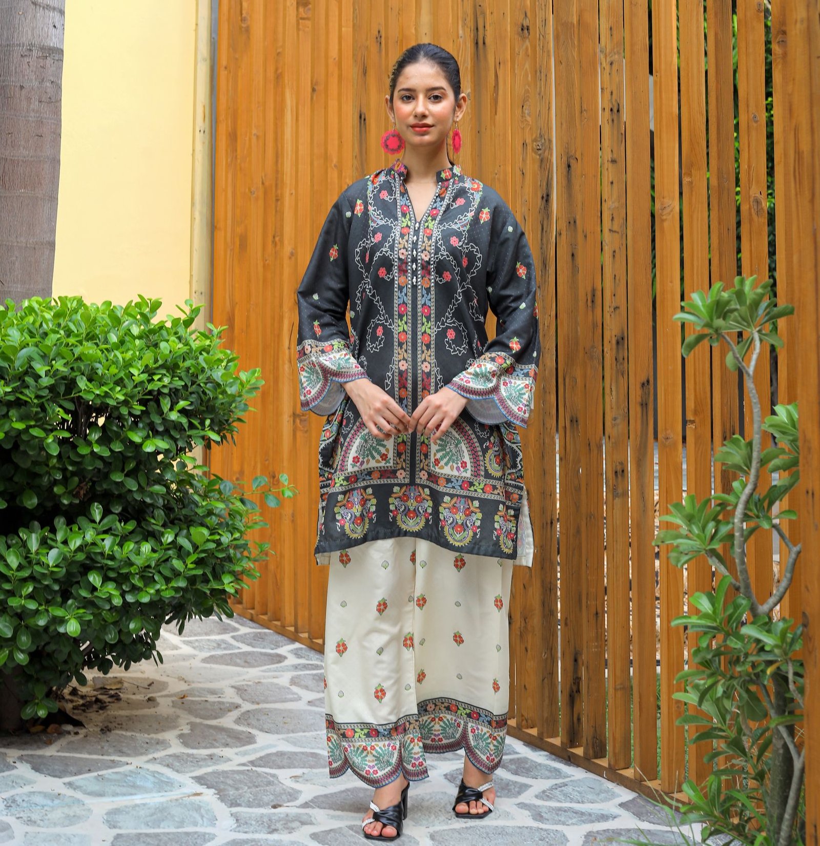 Veloura – Charcoal Noir